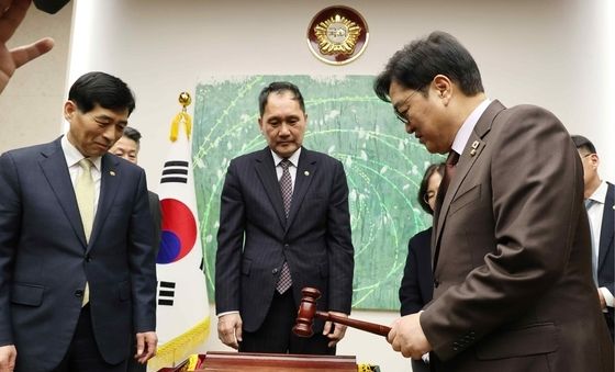 '12·3 비상계엄 해제' 의사봉 기증하는 우원식 의장