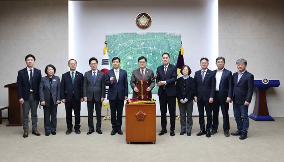 우원식 의장, 비상계엄 해제·尹 탄핵가결 의사봉 기록물 기증