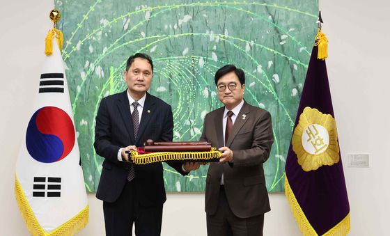 '12·3 비상계엄 해제' 의사봉 기증하는 우원식 의장