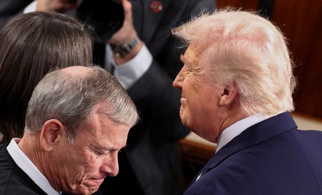 [포토] 존 로버츠 연방대법원장과 조우하는 트럼프