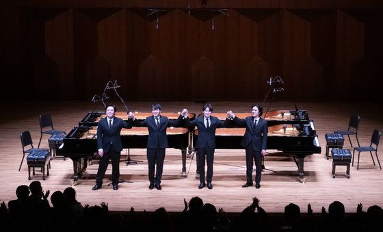 관객들에게 인사하는 김선욱·선우예권·조성진·임윤찬