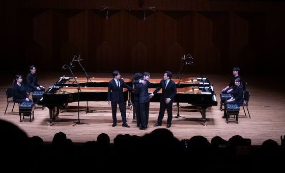 연주 마치고 서로 격려하는 김선욱·선우예권·조성진·임윤찬