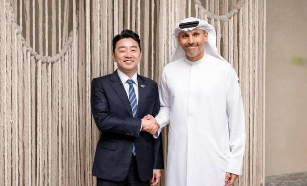 악수하는 비서실장·칼둔 아부다비 행정청장