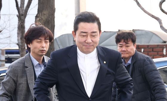 김병기 의원, 첫 경찰조사 출석