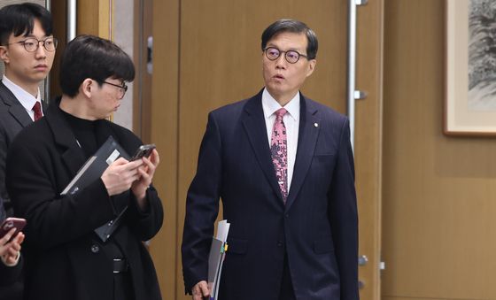 금통위 참석하는 이창용 총재