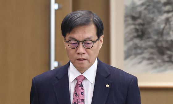 금통위 입장하는 이창용 한은 총재