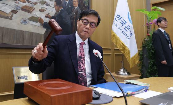 의사봉 두드리는 이창용 한국은행 총재