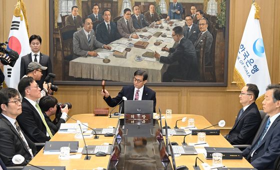 의사봉 두드리는 이창용 총재