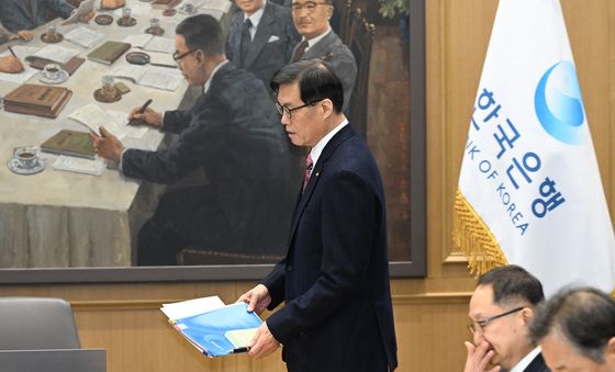 금통위 입장하는 이창용 총재