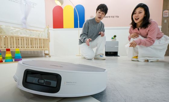 문턱도 가볍게 넘어다니는 로보락의 신제품 'S10 맥스V 울트라'