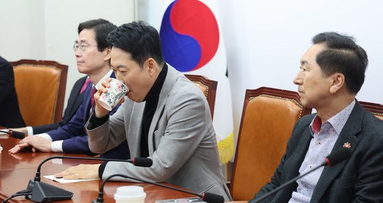 목 축이는 장동혁 대표