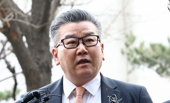 경찰 출석하며 입장 밝히는 유병호 감사위원