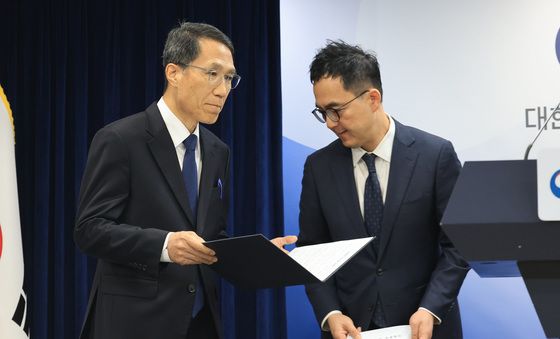 가짜뉴스 엄정 대응 담화문 발표 나선 유재성·구자현