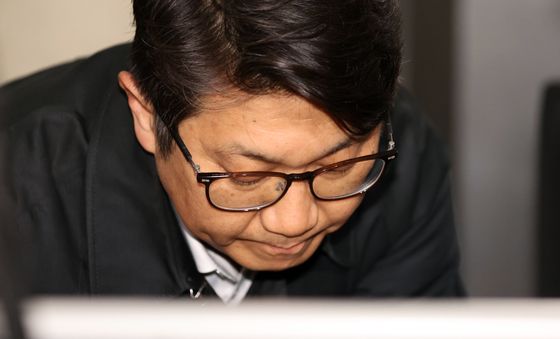 출입증 받는 문지석 검사