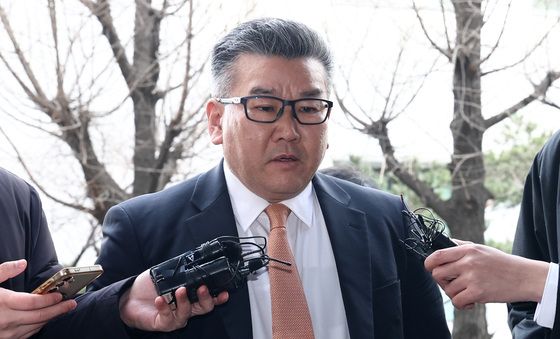 경찰 출석하며 입장 밝히는 유병호 감사위원