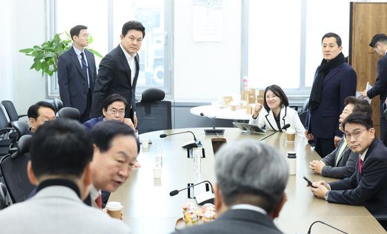 중진 의원들과 인사하는 장동혁