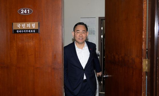 대구경북 행정통합 특별법 찬반 투표소 나서는 주호영 의원