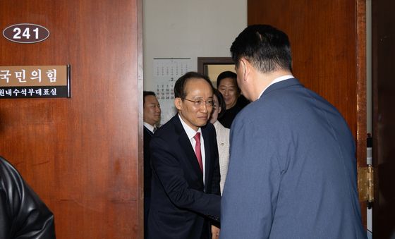 정희용 사무총장과 악수하는 추경호 의원