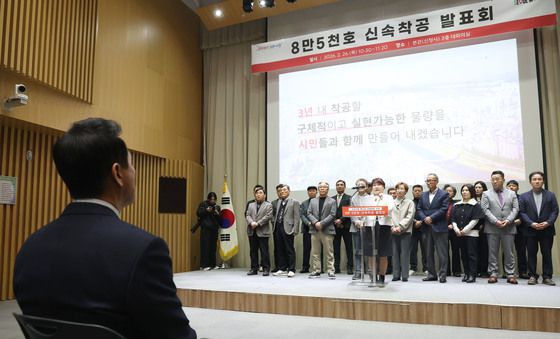 조합장 발언 듣는 오세휸 시장