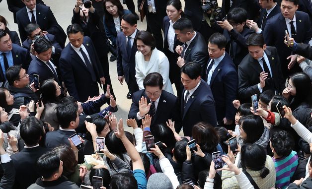 시민들과 인사 나누는 이재명 대통령