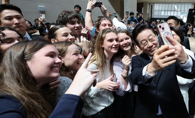 외국인 관광객과 기념촬영 하는 이재명 대통령