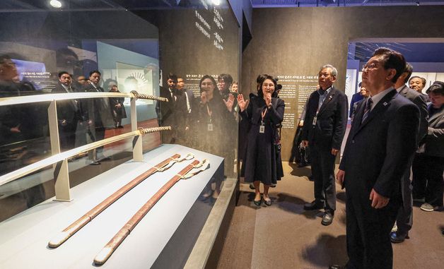 이순신장검 살펴보는 이재명 대통령