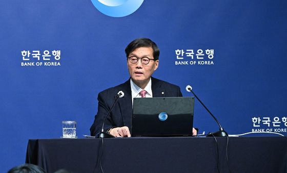 기자간담회 발언하는 이창용 총재