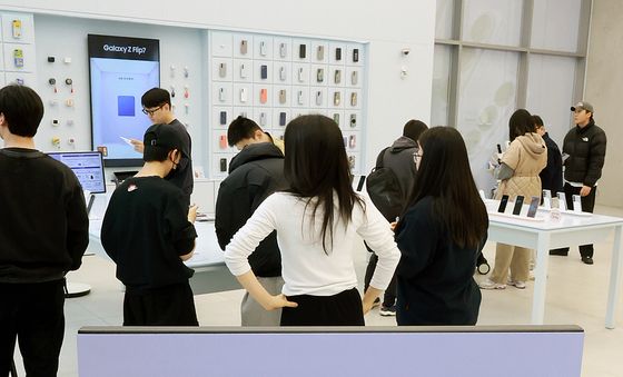 '갤럭시 S26 시리즈' 체험하는 방문객들