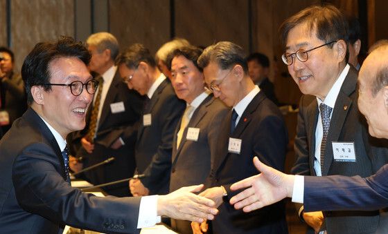 참석자들과 인사 나누는 김민석 총리