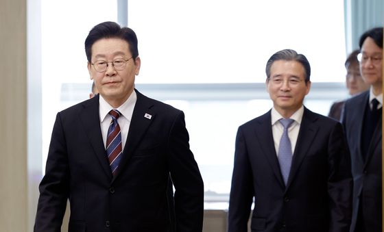 수석보좌관회의 입장하는 이재명 대통령