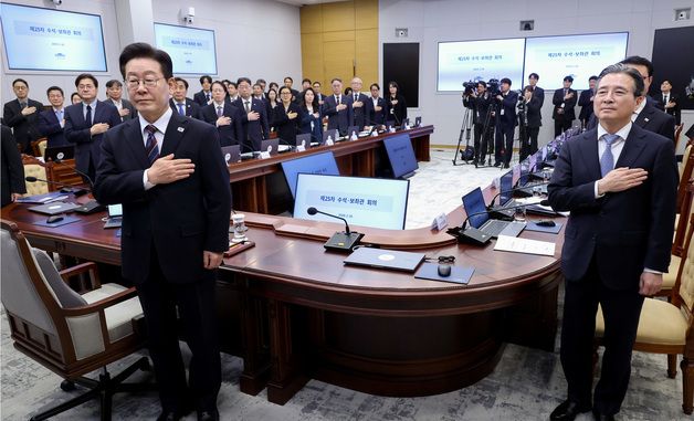 국민의례 하는 이재명 대통령