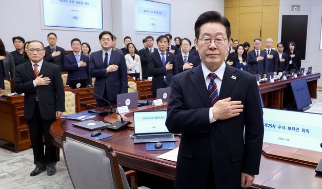 국민의례 하는 이재명 대통령