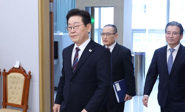 수석보좌관회의 입장하는 이재명 대통령