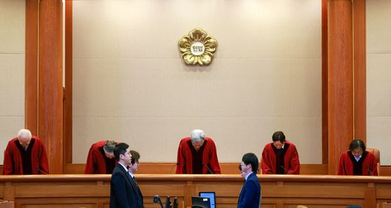 인사하는 헌법재판관들