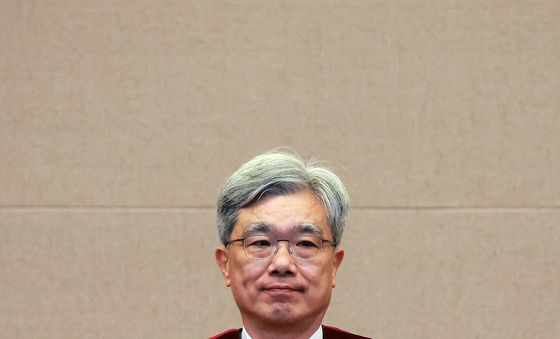 심판정 입장한 김상환 헌법재판소장