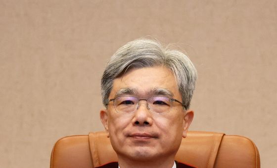 자리에 앉은 김상환 헌법재판소장