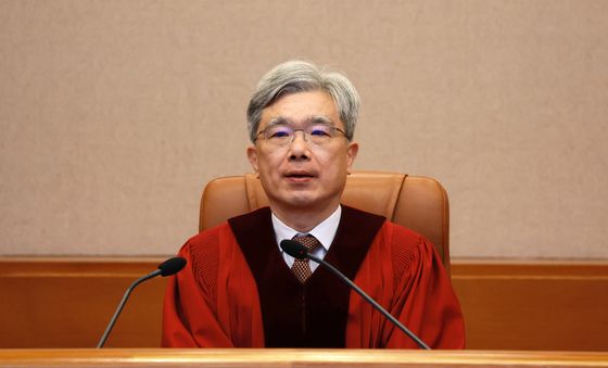 자리에 앉은 김상환 헌법재판소장