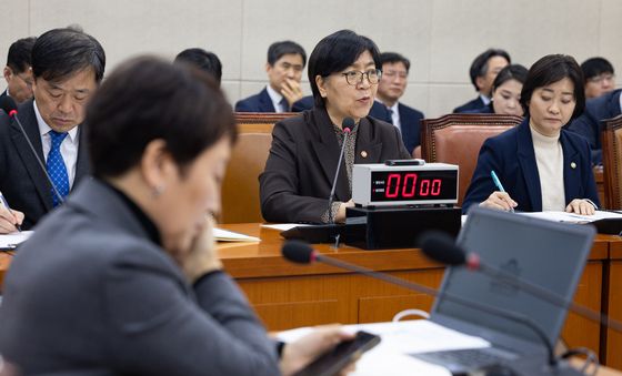 질의 답변하는 정은경 장관