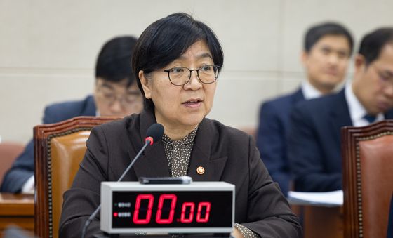 답변하는 정은경 복지부 장관