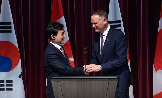 악수하는 한·캐나다 국방장관