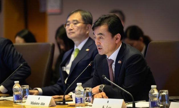 캐나다 외교국방 장관회의서 발언하는 안규백 장관