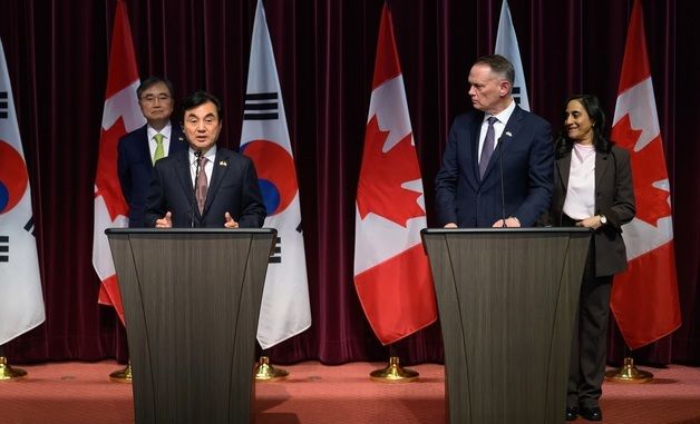 공동기자회견서 발언하는 안규백 장관