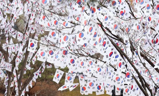 독립유공자 잠든 효창공원에 휘날리는 태극기