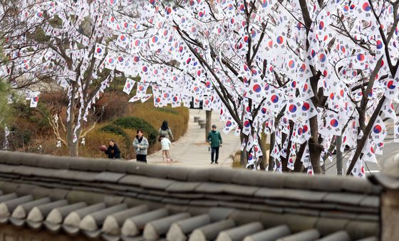 3·1절 앞둔 효창공원, 태극기 물결로 물들다
