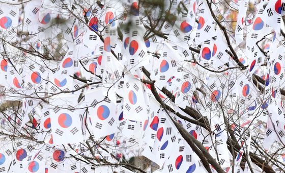 김구 선생 잠든 효창공원, 태극기 물결 눈길