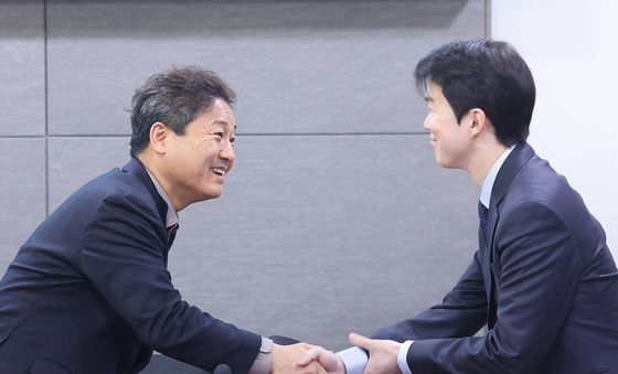 인사하는 김영배·김형남