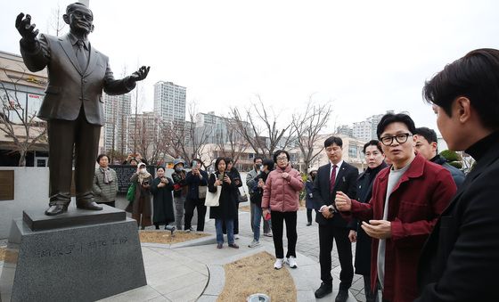 삼성 창업주 이병철 회장 동상 찾은 한동훈