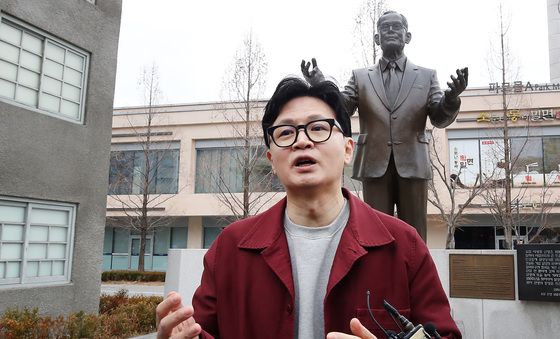 삼성 이병철 회장 동상 앞에 선 한동훈