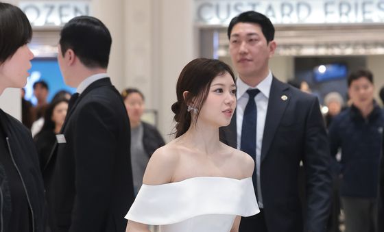 강남 신세계 포착된 아일릿 모카