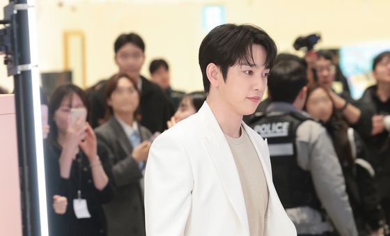 진영, 멋짐 흩날리며